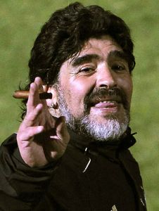 Maradona fuma charuto e faz gola�o!