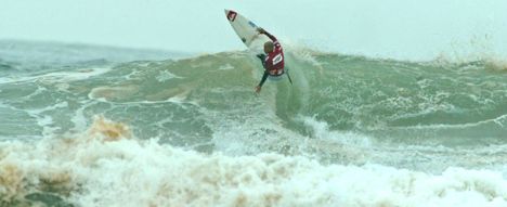 Kelly Slater avan�a na Praia da Vila!