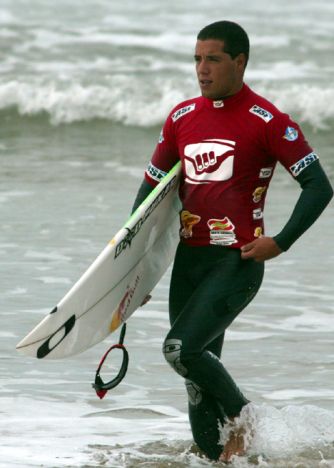 Adriano de Souza tamb�m se classifica na Praia da Vila